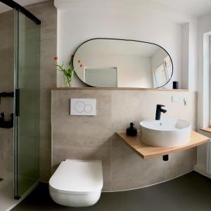 y baño con lavabo y espejo. en Landhotel Stöckener Hof, en Rethem