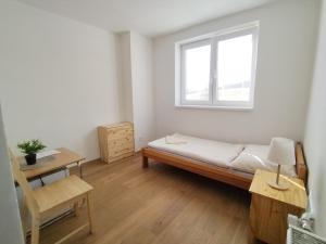 een kleine kamer met een bed en een raam bij Turistická ubytovňa Hornád in Spišské Tomášovce