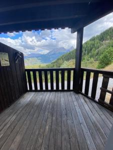 UvernetにあるPra Chauvet 107の眺めの良いキャビンのデッキから眺めることができます。