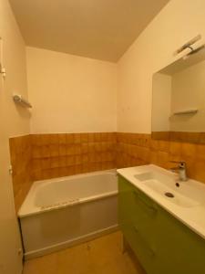 UvernetにあるPra Chauvet 107のバスタブと洗面台のあるバスルーム