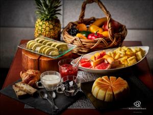 una mesa con una bandeja de comida y una cesta de fruta en Daiwa Roynet Hotel Osaka-Kitahama, en Osaka