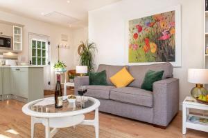 ein Wohnzimmer mit Sofa und Tisch in der Unterkunft Luxury Country Cottage - Apple Pie Luxury Escapes in Tavistock