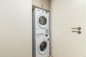twee wasmachines in een kamer naast een deur bij Grandinn Luxury apartment in Downtown Reykjavík in Reykjavík