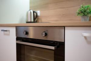Kuchnia lub aneks kuchenny w obiekcie AtHome Toruń Apartamenty