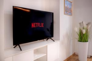 Telewizja i/lub zestaw kina domowego w obiekcie AtHome Toruń Apartamenty
