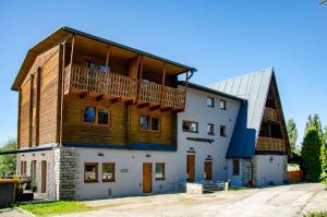 un gran edificio blanco con techo de madera en KROK, en Horní Planá