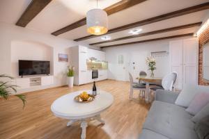 Televízia a/alebo spoločenská miestnosť v ubytovaní AtHome Toruń Apartamenty