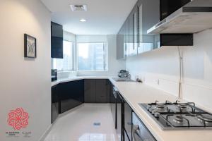 Kuchyň nebo kuchyňský kout v ubytování Alashrafia Saray- Waterfront 3 BDR apartment Business Bay