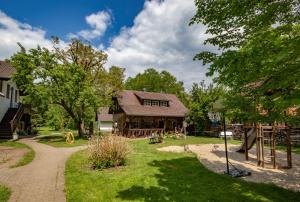 ein Haus mit Spielplatz im Hof in der Unterkunft Ferienhof Bohg in Burg