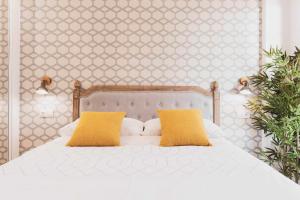 A bed or beds in a room at Precioso apartamento en primera línea de playa III