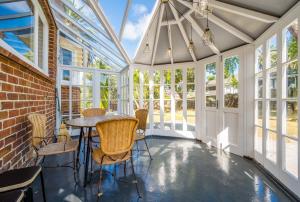an empty conservatory with a table and chairs at Big Family House 9 BR 4BH 13 BED in Auckland