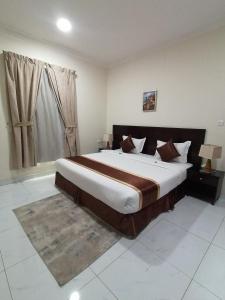 um quarto com uma cama grande num quarto em المواسم الأربعة للوحدات السكنية em Tabuk