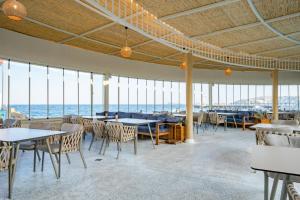 A restaurant or other place to eat at La Blanche Resort & Spa