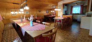 ein Restaurant mit Tischen und Stühlen und eine Küche in der Unterkunft Würzburger Haus in Geroda