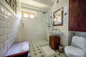 La salle de bains blanche est pourvue d'un lavabo et de toilettes. dans l'établissement Willa Juszczyn, à Juszczyn