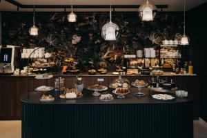 una mesa con un montón de comida. en Hotel Astoria Gent, en Gante