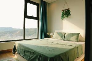 1 dormitorio con 1 cama y ventana grande en By's House Căn hộ view vịnh Hạ Long en Ha Long