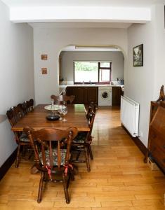 uma sala de jantar e cozinha com mesa e cadeiras em Number 19 Heart Of The Glens em Cushendall