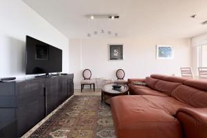 a living room with a couch and a flat screen tv at Impresionante Apartamento delante del Mar in Vilassar de Mar