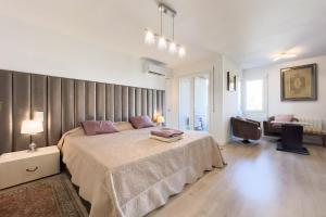 - une chambre avec un grand lit et un bureau dans l'établissement Impresionante Apartamento delante del Mar, à Vilassar de Mar