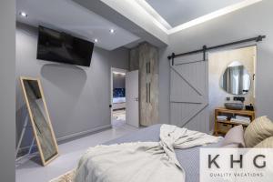 Μια τηλεόραση ή/και κέντρο ψυχαγωγίας στο Designer's Penthouse, Top View! + car offer