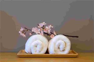 two donuts sitting on a tray with a flower arrangement at 东京上野超级中心 设计师房间Ycoe 上野公园3分钟 车站1分钟 超级繁华 免费wifi 戴森吹风 in Tokyo