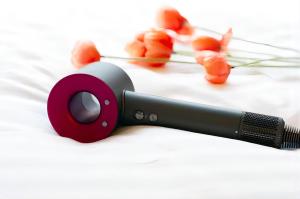 a black and red hair dryer with some carrots at 东京上野超级中心 设计师房间Ycoe 上野公园3分钟 车站1分钟 超级繁华 免费wifi 戴森吹风 in Tokyo