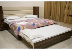 2 łóżka pojedyncze w sypialni z: w obiekcie Rk Lodge w mieście Amritsar