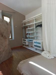 Habitación con cama y escritorio. en loft zen et design, spacieux, en Graveson