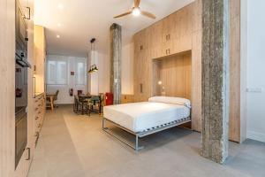 VR Palace Apartments في مدريد: غرفة نوم مع سرير وغرفة طعام