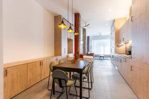 Una cocina y un comedor con mesa y sillas. en VR Palace Apartments, en Madrid