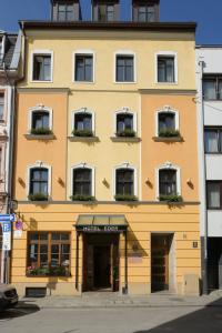 ein großes gelbes Gebäude mit Fenstern in der Unterkunft Hotel Eder in München