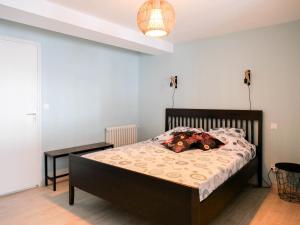 a bedroom with a bed and a lamp at Les Clématites de Saint-Aignan 4p, 7 min du Zoo in Saint-Aignan