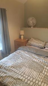 sypialnia z łóżkiem, lampką i oknem w obiekcie ACCOMADATION WREXHAM w mieście Wrexham