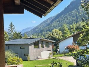 a house with a view of a mountain at Ferienwohnungen Mews in Immenstadt im Allgäu