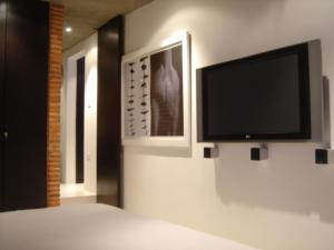 a bedroom with a flat screen tv on a wall at Apartamento Con Vista Al Caribe in Cartagena de Indias