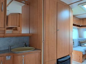 Kuchyň nebo kuchyňský kout v ubytování Camping de Zandhorst, Toercaravan Fendt