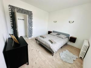 una camera con un letto e una televisione di Le Calme en Hyper-Centre a Pont-lʼÉvêque