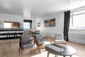 ein Wohnzimmer mit Stühlen und einem Tisch in der Unterkunft Stay Apartments Bolholt in Reykjavík