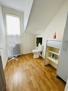 een zolderbadkamer met een toilet en een raam bij Le Calme en Hyper-Centre in Pont-lʼÉvêque