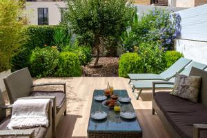 un patio con una mesa con platos de comida. en Pretty house Sa Font in Santa Catalina Palma city, en Palma de Mallorca