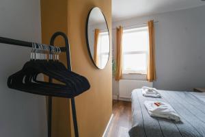 1 dormitorio con litera y espejo en Oldfield Apartments - Bath, en Bath