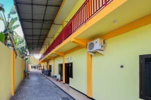 un couloir vide d'un immeuble avec balcon dans l'établissement Sion Homestay Mitra RedDoorz near Terminal Kertajaya Mojokerto, 