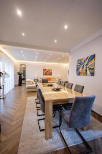 una sala da pranzo e un soggiorno con tavolo e sedie. di Budapest Harmony Apartments a Budapest