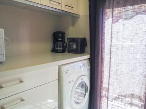 a kitchen with a washing machine in a kitchen at Tarragona Ciudad, El Serrallo AP-1 in Tarragona