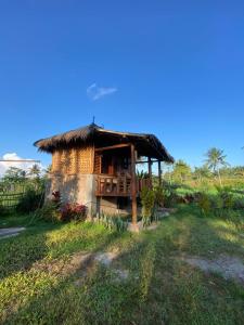 特特巴圖的住宿－New Rinjani Homestay，草屋顶的小小屋