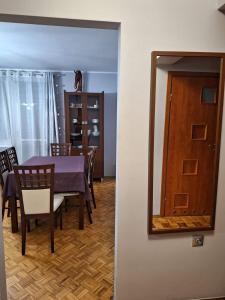 a dining room with a table and a mirror at KWATERY PRACOWNICZE in Środa Wielkopolska