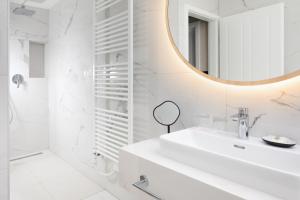 乌马格Istrian Villas Plava Laguna的带水槽和镜子的白色浴室