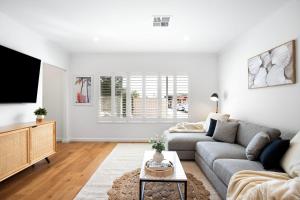 A seating area at Frankie's Retreat Henley Beach