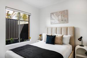 Ένα ή περισσότερα κρεβάτια σε δωμάτιο στο Frankie's Retreat Henley Beach